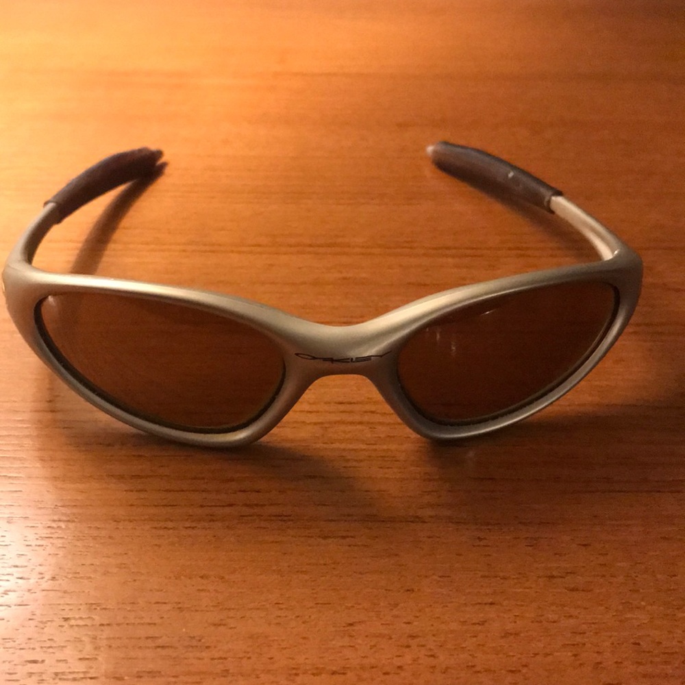 Oakley sporty unisex sunglasses